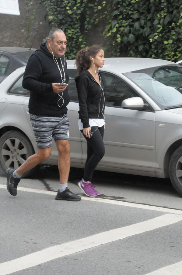 Sk sk yryen, form tutmaya balayan Muhtar' grenler verdii kilolara hayret ediyor.