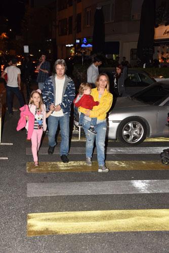 Cneyt Arkn'n kk olu Kaan Creklibatur, nceki akam ei Asl ve ocuklaryla Bebek'te yry yaparken grntlendi...
