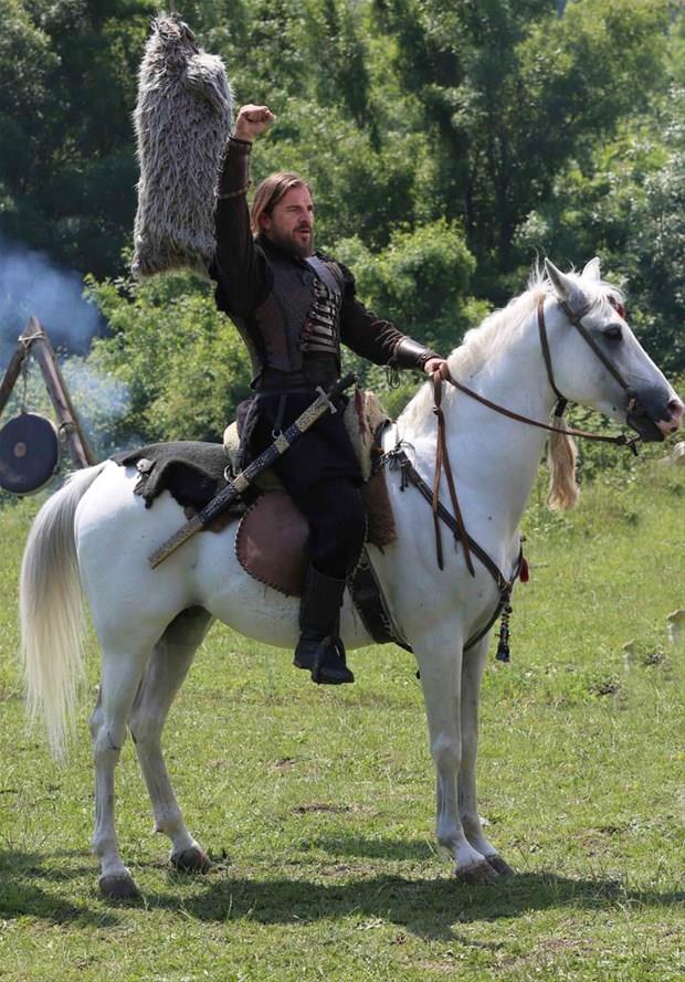 Bir rivayete gre Noyan, Halife Mustasm Billah ile gizlice yazmasndan dolay Badat'n ele geirilmesinden sonra Hlag Han tarafndan ldrtlmtr. Tarihiler, son blmde Erturul'un ldrdn syledii Noyan'n hatadan dnlerek diziye geri kazandrlmasn istiyor.