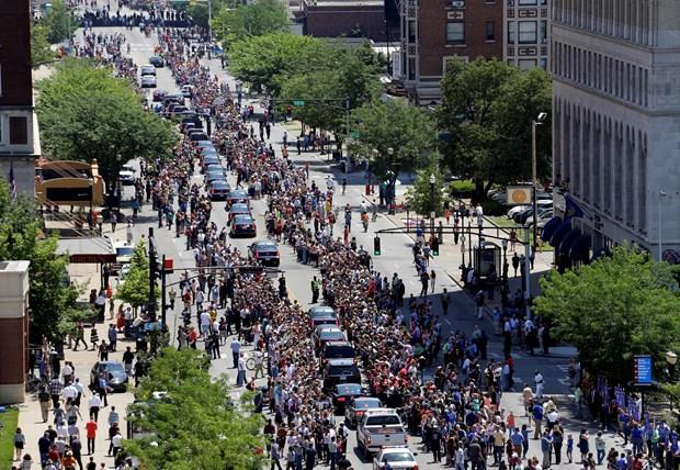 ABD'de, solunum yollarndaki rahatszlk nedeniyle 74 yanda hayatn kaybeden ABD'li efsane boksr Muhammed Ali'nin naa, son yolculuuna uurlanmak zere kortej eliinde Louisville caddelerinde dolatrld.