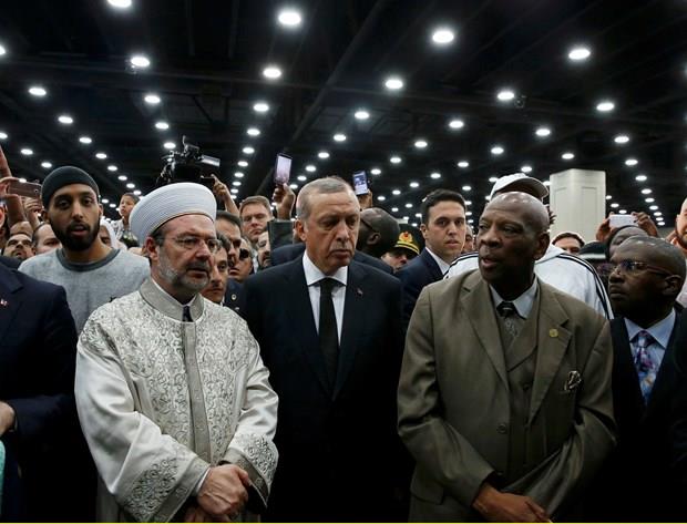 Efsane boksr Muhammed Ali&#8217;nin 1960 ylnda ilk profesyonel boks man kazand Freedom Hall&#8217;da nceki gn gerekletirilen cenaze trenine Cumhurbakan Recep Tayyip Erdoan da katlmt.