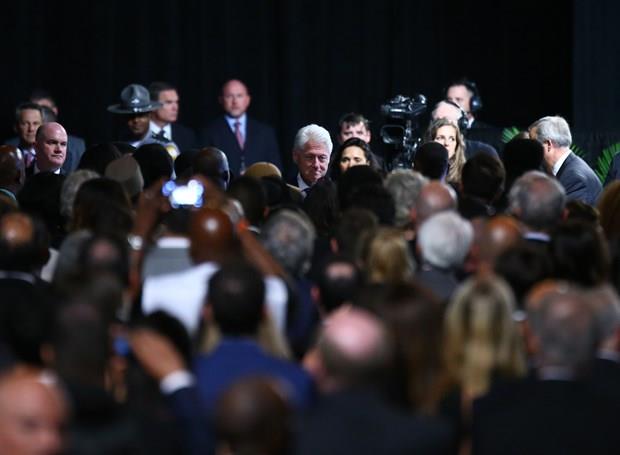 Trende konuan Bill Clinton, Muhammed Ali'nin insanln ortak iyilii iin savatn syledi.    nanl bir kii olarak Ali'nin tm hayatn kontrol edemeyeceini bildiini anlatan Clinton, "Ancak seim yapmada zgr olduunu biliyordu ve bugn burada sevgi ve saygyla toplanmamz onun seimlerinin sonucuydu" dedi.