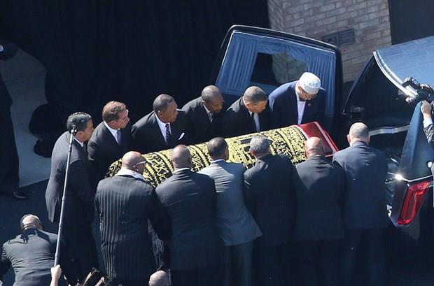 Efsanevi boksr Muhammed Ali, dnyaya geldii Louisville kentinde dzenlenen trenin ardndan Cave Hill mezarlnda topraa verildi. Muhammed Ali'nin cenazesinin defnedilmesinin ardndan son tren ise KFC Center'da yapld.