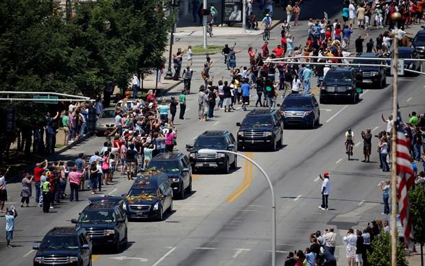 Ali'nin naa, cenaze evinden alnarak kortej eliinde yola karld. Cave Hill Mezarl'na kadar yaklak 30 kilometre sren yolculukta nl sporcunun naa, ocukluunun getii Grand Soka'ndaki evi, boksu rendii spor salonu ve adna kurulan mze ile ismine tayan caddenin de aralarnda bulunduu gzergahtan geti.
