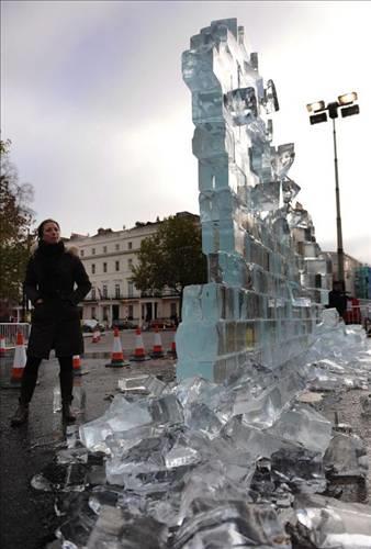 <p><b>Havaya atlan su buz olarak der mi?</b></p>  Eksi 30 derecede havaya atlan su yere buz olarak der.