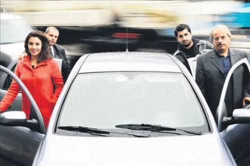 <p><b>Arka koltukta neden araba tutuyor? </b></p>  Arkada oturunca ufuk izgisi grlmyor. Ara tutmas, i kulakta hareket alglanrken, gzlerden sabit olduunuz bilgisinin gelmesi nedeniyle yaanr. Yani arkada otururken, beyin aracn hareket ettiini anlamaz ve bylece vcut dengesi bozulur.