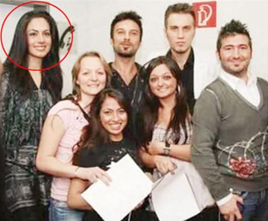 5 yl nce Tarkan'n Almanya'daki konserinde kulisini ziyaret eden kadnlar arasnda u andaki ei Pnar Dilek&#8217;in yan sra brahim Toraman'la olayl boanma davasyla gndemde olan Eylem Yldz'n da olduu ortaya kt.