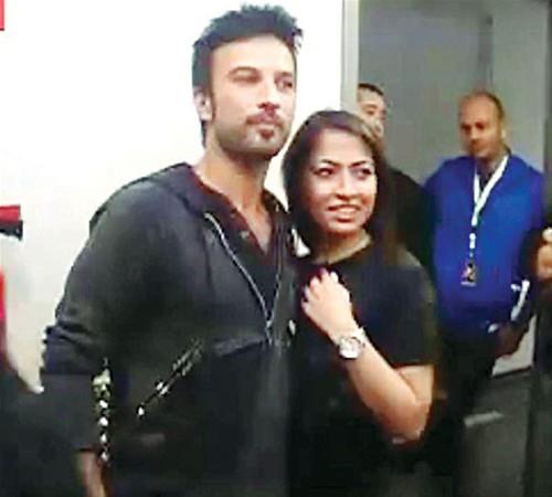 Tarkan, Kln'de bir telefon bayisinde sat eleman olarak alan Pnar Dilek ile daha sonra tekrar bir araya gelmi ve bir yl nce ak yaamaya balam, 29 Nisan'da Tarabya'daki evinin bahesinde evlenmiti.