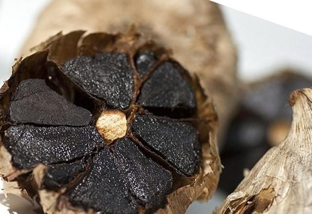 ENFEKSYONLARLA SAVAAN SYAH SARIMSAK  Siyah sarmsak beyaz sarmsan ierdiinden ok daha yksek antiseptik, antifungal, antiviral, antioksidan ile antibakteriyel bileenleri iermektedir.