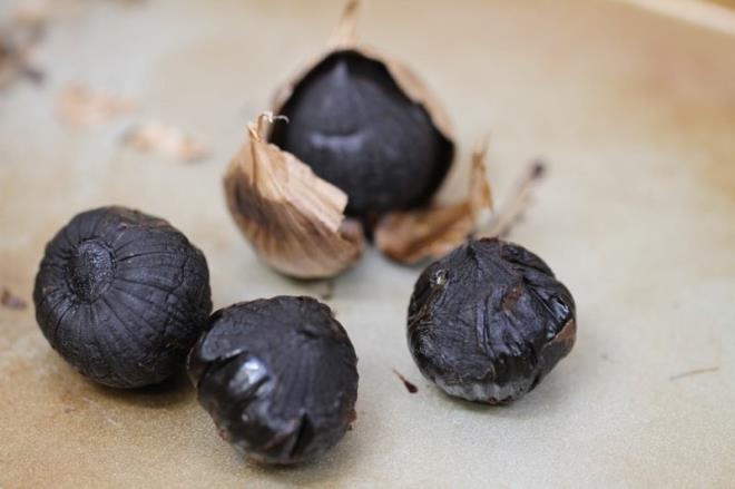 ANTOKSDAN ORANI  Siyah sarmsak normal sarmsaktan iki kat daha ok antioksidan ieriyor. Bu ekilde kronik rahatszlklara, dolam sistemi hastalklarna, romatoid arterit ile Alzheimer&#8217;a kar epeyce etkilidir.