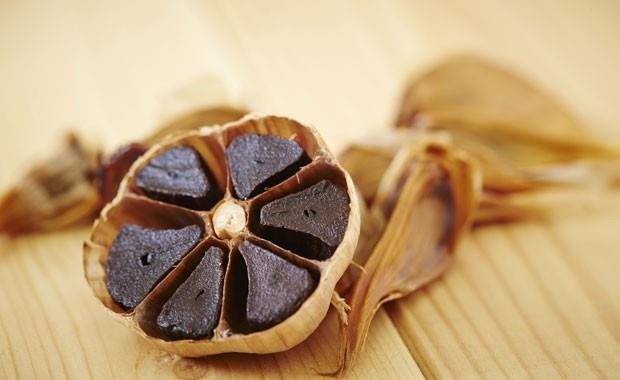 ENERJ KAYBI VE YORGUNLUK  Ecz. Mderrisolu, alk ve scak havann etkisiyle akam saatlerine doru bitkinlik ve halsizlik grlebileceini kaydederek, unlar syledi: "Her akam mutlaka sahura kalklmal ve uygun besinler tketilmelidir. Tam buday ekmei, yumurta, st rnleri, ceviz ve badem daha ge ackmanz salar ve tokluk hissi verir. Daha enerjik ve din olmak istiyorsanz size siyah sarmsa tavsiye edebilirim. Siyah sarmsak enerjinizi artracak ve doal moral kaynanz olacaktr."