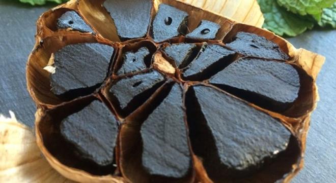 KANSERE KARI YARARLIDIR  Siyah sarmsak kanser iin birebir etki gstermektedir. Fermantasyon neticesinde bileimindeki anti kanserojen maddeler daha youn hale gelir. Kolesteroln drlmesini salayan maddeleri de iermektedir ve bu maddelerin oran beyaz sarmsaa gre ok daha fazladr.