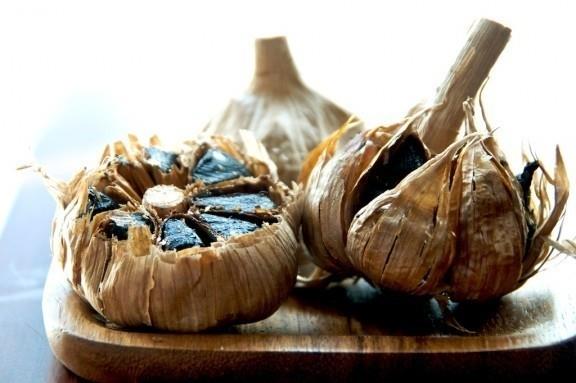 MDE DOSTU  Ecz. Mehmet Mderrisolu, siyah sarmsan Ramazan aynda grlebilecek mide yanmas ikayetlerinde yardmc olabileceini ve doal mide koruyucu olduunu kaydetti. Sindirim sistemi hastal olanlarn i sarmsak yememesi gerektii uyarsnda bulunan Ecz. Mderrisolu, yenilecek i sarmsan mide rahatszl, gaz ve alerji gibi sorunlara neden olabileceine dikkat ekti.