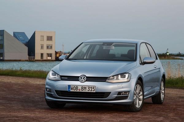 Golf'n en ekonomik modeli ise 1.6 litrelik 105 beygir g reten dizel motora sahip, bu model Golf; ehir ii 100 km'de 4.6 litre, ehir d ise 3.3 litrelik bir tketim salyor. Otomobilin sat fiyat ise 58.700 TL.