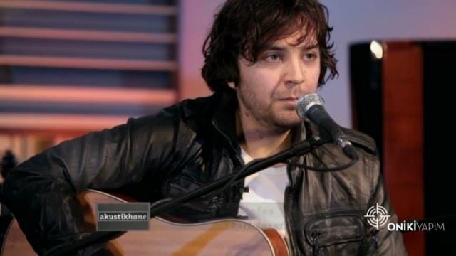 Mecnun rolyle tannan Ali Atay'a olan mthi benzerliiyle dikkat eken gen oyuncu Anl Altnz, tpk Ali Atay gibi dizide arklar da seslendiriyor.