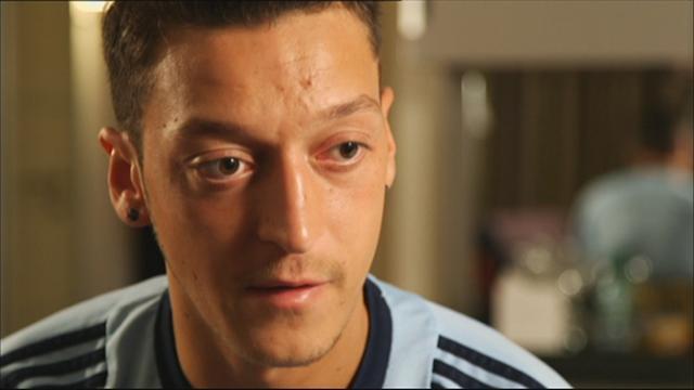 ngiltere'de Premier Lig'in lider takmlarndan Arsenal'de top koturan, Jose Mourinho tarafdan 'Dnyann en iyi 10 numaralarndan biri' olarak gsterilen Trk asll Alman futbolcu artt..