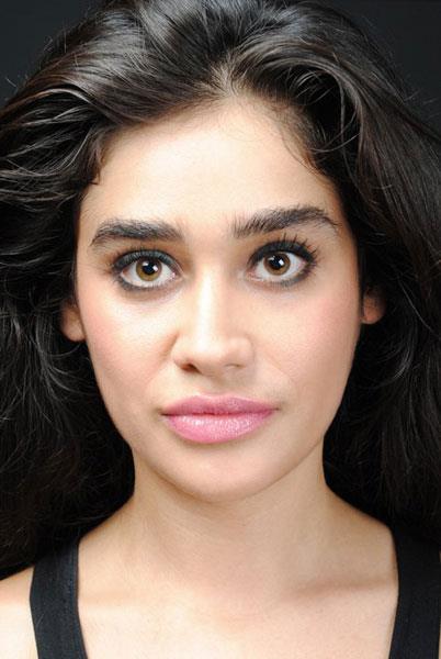 ocuk gelinlerin hikayesinin anlatld Hayat Devam Ediyor'da dizisiyle yldz parlayan Meltem Miralolu'nun benzeri Hollywood'dan kt.