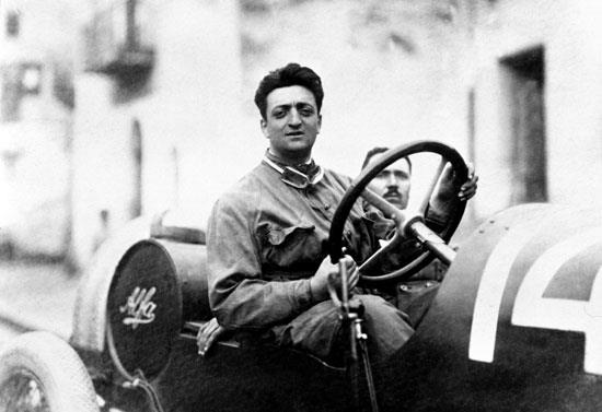 1988'de hayatn kaybeden Ferrari otomobillerinin reticisi Enzo Anselmo Ferrari, Trk asll Alman futbolcu Mesut zil'e olan benzerliiyle dikkat ekiyor.