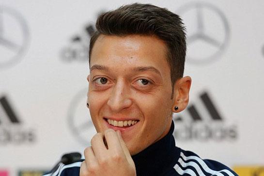 ngiltere basn bu inanlmaz benzerlii spor sayfalarnn manetlerine tad.