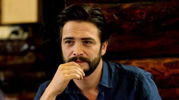 Copa America malarn izleyen futbolseverler, Kosta Rika'nn teknik Direktr Oscar Ramirez ile Trk tiyatrocu Ahmet Kural arasndaki benzerlii atlamadlar.