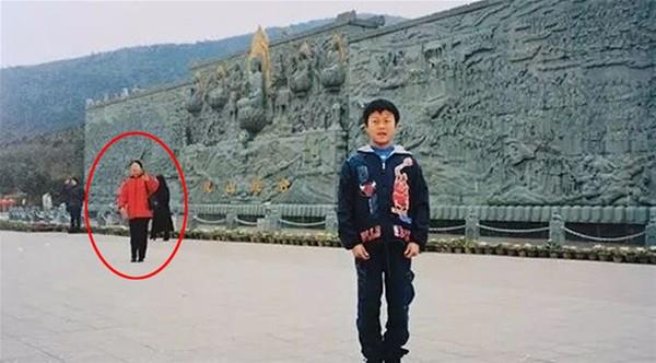 in'de evlenmek zere olan bir ift ocukluk fotoraflarnn arasnda hayrete dren bir detayla karlat. Zhang Hedong&#8217;un ocukluk fotoraflarna bakan nianls Lu Yiqin, grd bir kare karsnda oka urad. Zira fotorafta arka planda grnen krmz montlu kadn annesiydi.