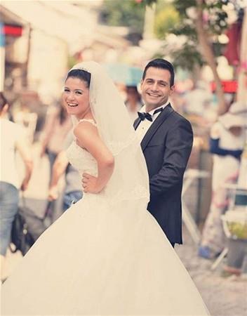 Bu fotoraftan sonra aknlnn iyice arttn belirten Glin, "Ak gerekten de tesadfleri severmi. Neredeyse doduumuzdan beri bir ekilde hayatlarmz kesimi. Ama birbirimizi yllar sonra bulduk. nsan kendini ok tuhaf hissediyor. Sanki evleneceimiz o yllardan belliymi." dedi.