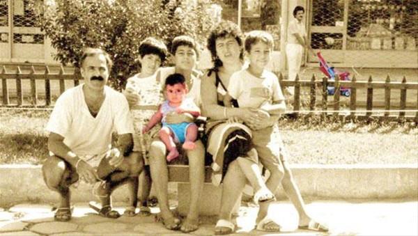 Dnde davetlilere gstermek iin eski fotoraflarn hazrlayan ift ok yaad. ift 28 yl nce ekilmi fotorafta tesadf eseri ayn karede olduklarn grd. Ayn mahallede doup birbirinden habersiz ayn okullarda okuyan Frat ve Glin, niversitede tanp ak oldu. Tesadf, dn iin hazrlanan filmle ortaya kt. 1987'de Frat, aabeyinin kucanda poz verirken, arkadan geen bebek arabasnda Glin vard.