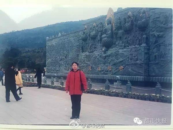 Nianlsn ve annesini 16 yl nce in yeni yl tatili srasnda ekilmi bu fotorafta, ayn karede grmek gen kadn iin olduka artc olmu.  <br>  Lu Yiqin daha sonra emin olmak iin aile albmlerini kartrd ve annesinin ayn yerde ayn gn ekilmi olan fotorafn buldu.