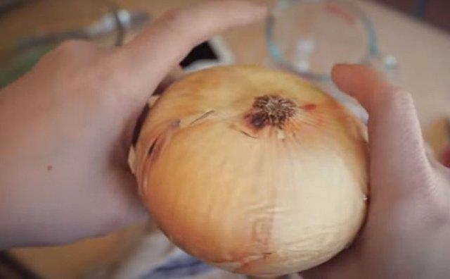 ektii video ile soan ile gerekletirdii bir takm ilem sonrasnda elektronik cihazn sanki pirize takar gibi kullanmay baard.