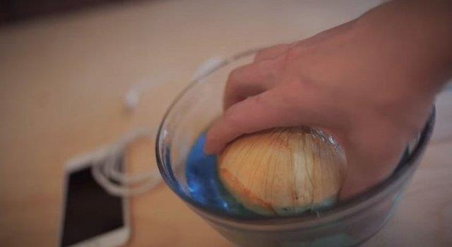 Owen Louisin ise kulland yntem u ekilde; Bir tornavida veya delici bir alet ile soann her iki tarafna eit bir delik ayorsunuz.