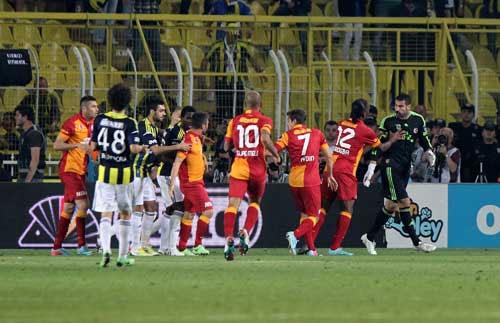 Fenerbah�e - Galatasaray derbisinde olay ...