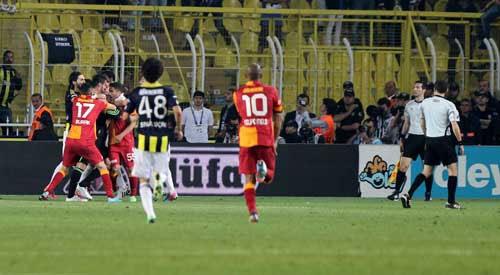 Fenerbah�e - Galatasaray derbisinde olay ...