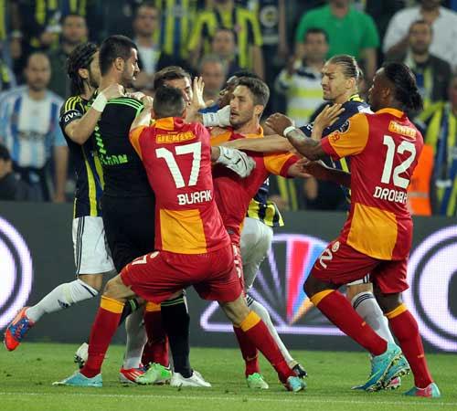 Volkan ile Sabri aras�nda ya�anan gerginlikten sonra hakem C�neyt �ak�r, hem Volkan'a hem de Sabri'ye k�rm�z� kart g�stererek her iki tak�m oyuncusunu da oyun d��� b�rakt�.