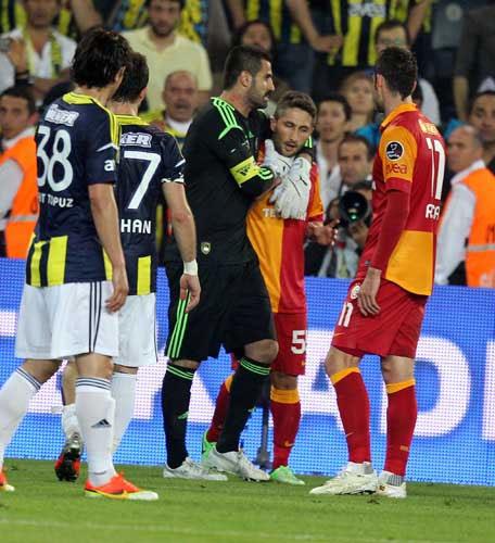 Sabri, 'Nap�yorsun sen?' dercesine Volkan'a tepki g�sterdi.