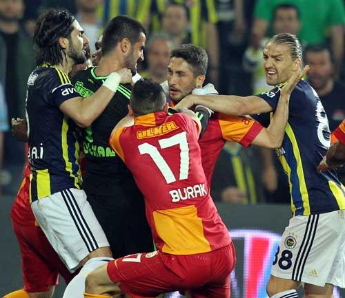 Fenerbah�e - Galatasaray derbisinde olay ...