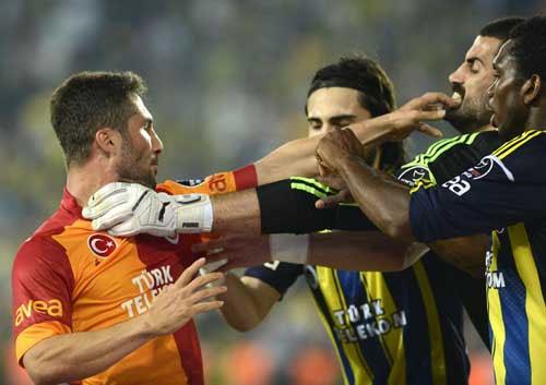 Fenerbah�e - Galatasaray derbisinde olay ...