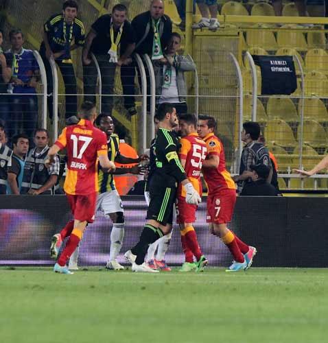 Fenerbah�e - Galatasaray derbisinde olay ...