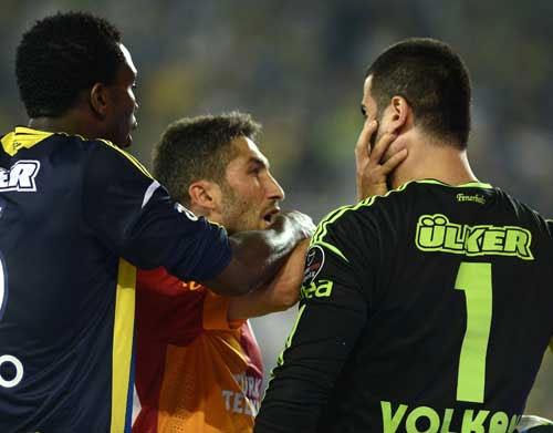 Fenerbah�e - Galatasaray derbisinde olay ...