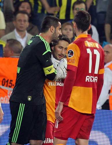 Volkan, Sabri'nin �zerine y�r�d� ve iti�meler ya�and�. Sabri'nin bo�az�n� tutan Volkan'� tak�m arkada�lar� sakinle�tirmeye �al��t�.