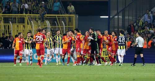 Fenerbah�e - Galatasaray derbisinde olay ...
