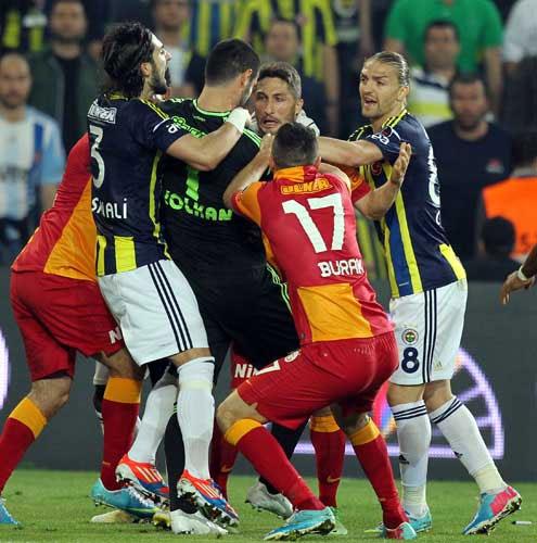 Fenerbah�e - Galatasaray derbisinde olay ...