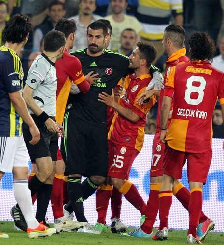 Ma��n son anlar�nda, dakika 90+1'de topun ��kmamas� i�in yeti�meye �al��an Sabri'ye Volkan top ��kt�ktan sonra m�dahale etti.