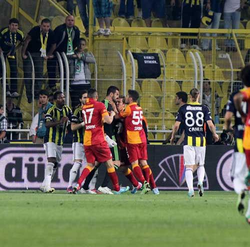 Fenerbah�e - Galatasaray derbisinde olay ...