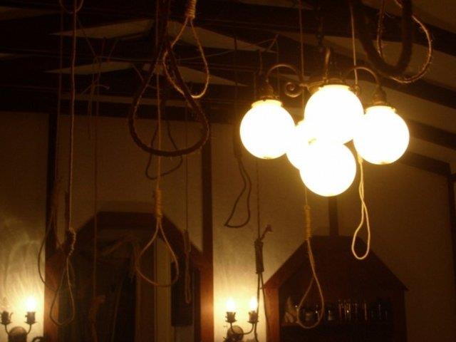 Salk Bakanl Trkiye'de 9 ylda 27 bin 362 kiinin intihar ettiini aklad. Yani gnde 8.3 kii bu nedenle lyor. Ltfi ERDOAN / ANKARA <br>  TRKYE'DE GNDE 8 K NTHAR EDYOR<br> 2010'a kadar artan intihar rakamlar 2011'de dme eilimine girdii belirtildi. Salk Bakanl 2013-2017 stratejik plannda Ruh sal merkezlerinin nitelik ve nicelik bakmndan etkisini artrarak bu sayy azaltmay hedefliyor.