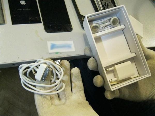 Mteri kargonun getirdii telefonu ap hemen telefonun alp almadn deniyor.