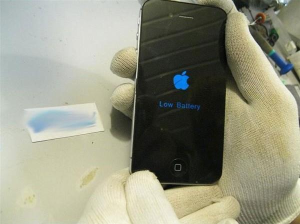 Telefon alyor ve 'bo batarya' uyarsyla karlayor.