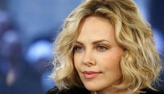 O GECEY H UNUTMADI  <p>te en ok bilinen yklerden biri. Oscar dll yldz Charlize Theron, genlik yllarnda yaad travmann etkisinden uzun sre kurtulamad.Gney Afrikal yldzn hayatndaki en kt gn 21 Haziran 1991. Theron'un alkolik olan babas o gece eve sarho olarak geldi ve o srada 15 yanda olan yldzn yatak odasna ate at. Bunun zerine annesi Gerda, kocasn silahla vurarak ldrd.