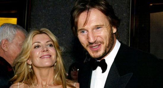OYSA TATLE GTMLERD  <p>nl aktr Liam Neeson da hayatta en sevdii kiiyi, kars Natasha Richardson' hi beklenmedik bir anda kaybetti.Liam Neeson ve oyuncu ei Natasha Richardson, Kanada'da ailece ktklar kar tatilinin son tatilleri olduunu bilmiyorlard. Richardson kayak yaparken bir kaza geirip ar yaraland. Tedavisi iin ABD'ye gtrld ama tm abalar sonusuz kald. Neeson'n iki ocuunun annesi, nl oyuncu Vanessa Redgrave ve ynetmen Tony Richardson'n kz Natasha 45 yanda hayata veda etti.