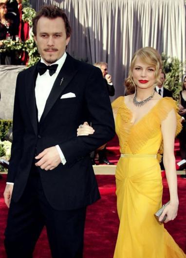 ift birbirine ok akt ve balarda ok da mutlu grnyorlard. Fakat 2006 ylnda iler deiti. Ledger'n hzl hayat, uyuturucu alkanl gibi nedenler yznden ift yollarn ayrd. Aslnda aklar bitmemiti ama Michelle Wililams, sevgilisinin dengesiz tavrlaryla baa kamaz hale gelmiti. Kzlar Matilde dnyaya geldikten sonra onun hatrna dost kald Williams ile Ledger. 2008 ylnda ise ayrlm olsalar da hala Ledger' seven Williams'a kt bir haber gitti: Ledger evinde lm bulunmutu. Michelle Williams, Heath Ledger'n ardndan uzun sre yas tuttu. Hayatna kimseyi sokmad.