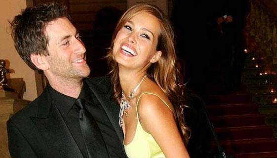 SEVD ADAMI BYK FELAKETTE KAYBETT  <p>Top model Petra Nemcova iin 26 Aralk 2004 asla unutamayaca bir tarih. Nemcova o gn sevgilisi Simon Atlee ile birlikte nce bir deprem ardndan da yaanan tsunaminin yerle bir ettii Tayland'dayd. Tarihin en lmcl doa afetlerinden birinin tam ortasnda kald Nemcova. Dev bir dalga onun sevgilisi Atlee ile birlikte bulunduu sahil eridini sildi sprd. Felaket onlara ulatnda birliktelerdi ama dalgalar onyar ayrd. Nemcova'nn adn seslenen sevgilisi azgn sulara kaplp gitti.